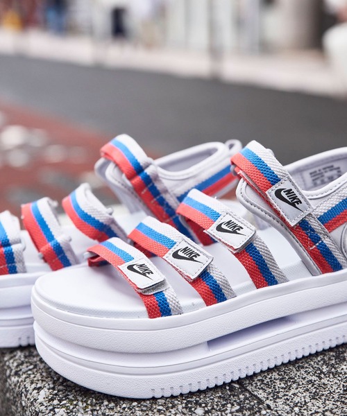 NIKE(ナイキ)の「NIKE W ICON CLASSIC SANDAL / ナイキ ウィメンズ アイコン クラシック サンダル 【SP】(サンダル・レディース・シルバー・23.0cm/24.0cm/25.0cm)」の4枚目の写真