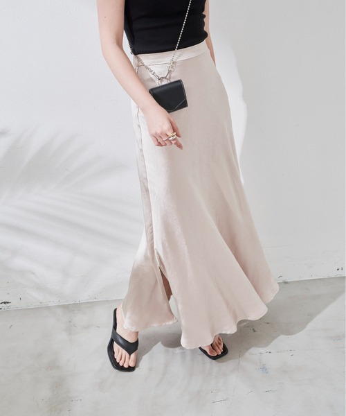 Aunt Marie's（アントマリーズ）の「サテンスリットロングスカート（スカート・レディース・ブラック/ライトグリーン/ナチュラル・FREE）」の5枚目の写真