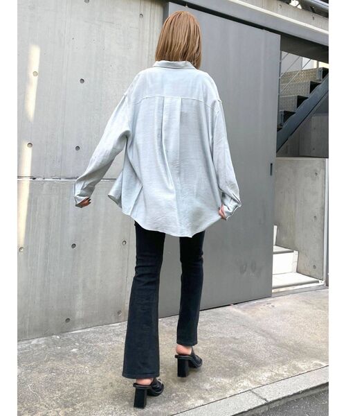 EMODA（エモダ）の「アウトラインルーズシャツ（シャツ/ブラウス・レディース・ブラック/グレー/ライム/アイボリー・FREE）」の11枚目の写真