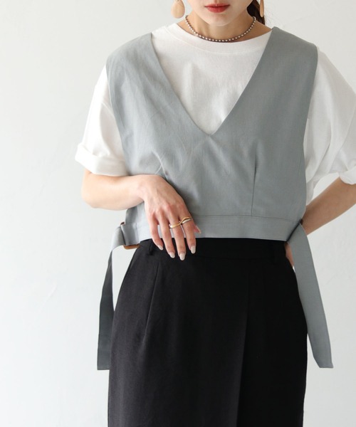 HER CLOSET（ハークローゼット）の「【shemoshelly】リネンサイドベルトスリットVネックベスト（ベスト・レディース・ベージュ/ブラック/ブルー・M）」の3枚目の写真