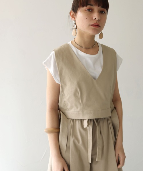 HER CLOSET（ハークローゼット）の「【shemoshelly】リネンサイドベルトスリットVネックベスト（ベスト・レディース・ベージュ/ブラック/ブルー・M）」の7枚目の写真