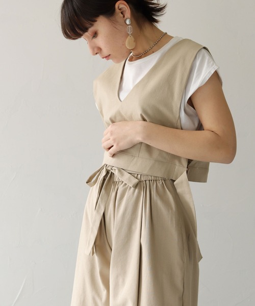 HER CLOSET（ハークローゼット）の「【shemoshelly】リネンサイドベルトスリットVネックベスト（ベスト・レディース・ベージュ/ブラック/ブルー・M）」の4枚目の写真