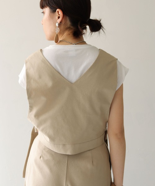 HER CLOSET（ハークローゼット）の「【shemoshelly】リネンサイドベルトスリットVネックベスト（ベスト・レディース・ベージュ/ブラック/ブルー・M）」の14枚目の写真