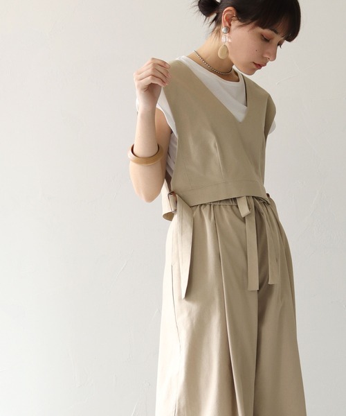 HER CLOSET（ハークローゼット）の「【shemoshelly】リネンサイドベルトスリットVネックベスト（ベスト・レディース・ベージュ/ブラック/ブルー・M）」の8枚目の写真