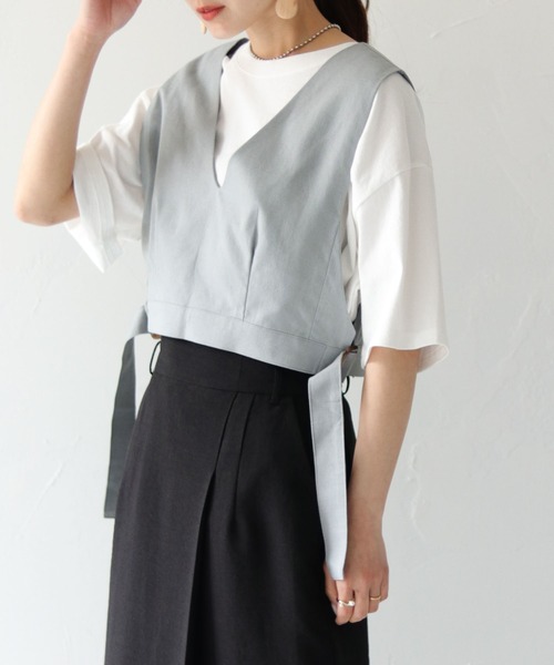 HER CLOSET（ハークローゼット）の「【shemoshelly】リネンサイドベルトスリットVネックベスト（ベスト・レディース・ベージュ/ブラック/ブルー・M）」の22枚目の写真