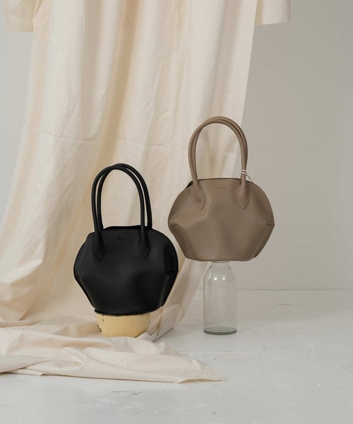 lawgy（ラウジー）の「circle tuck bag（ハンドバッグ・レディース・ベージュ/ブラック・FREE）」の2枚目の写真