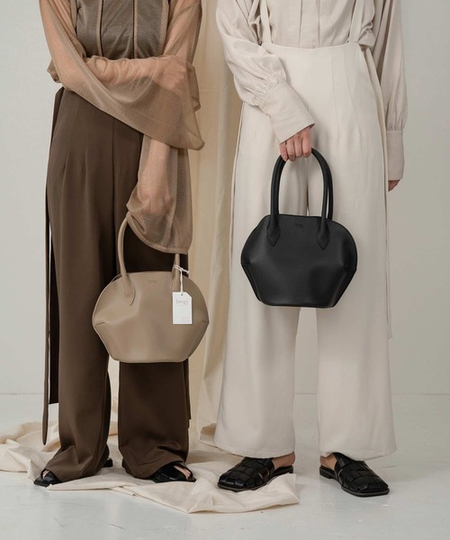 lawgy（ラウジー）の「circle tuck bag（ハンドバッグ・レディース・ベージュ/ブラック・FREE）」の5枚目の写真