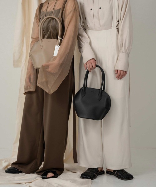 lawgy（ラウジー）の「circle tuck bag（ハンドバッグ・レディース・ベージュ/ブラック・FREE）」の4枚目の写真