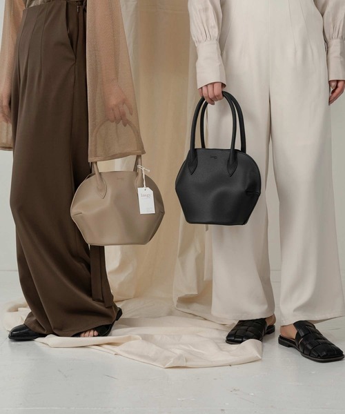 lawgy（ラウジー）の「circle tuck bag（ハンドバッグ・レディース・ベージュ/ブラック・FREE）」の6枚目の写真