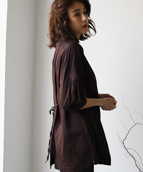 REAL CUBE（リアルキューブ）の「バックスリットループデザインブラウス（シャツ/ブラウス・レディース・ダークブラウン/アイボリー・FREE）」の2枚目の写真