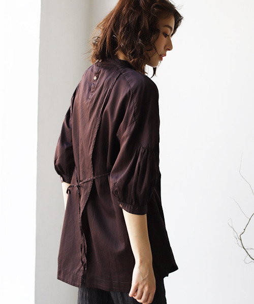 REAL CUBE（リアルキューブ）の「バックスリットループデザインブラウス（シャツ/ブラウス・レディース・ダークブラウン/アイボリー・FREE）」の4枚目の写真