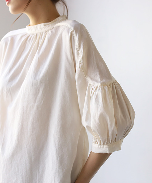 REAL CUBE（リアルキューブ）の「バックスリットループデザインブラウス（シャツ/ブラウス・レディース・ダークブラウン/アイボリー・FREE）」の5枚目の写真