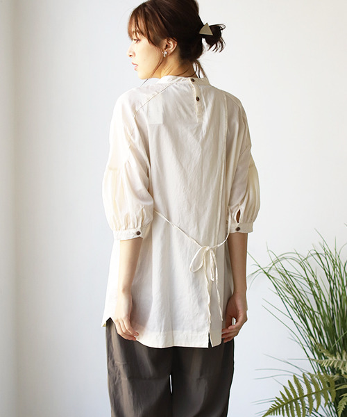 REAL CUBE（リアルキューブ）の「バックスリットループデザインブラウス（シャツ/ブラウス・レディース・ダークブラウン/アイボリー・FREE）」の6枚目の写真