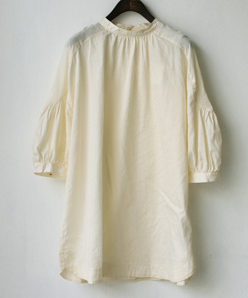 REAL CUBE（リアルキューブ）の「バックスリットループデザインブラウス（シャツ/ブラウス・レディース・ダークブラウン/アイボリー・FREE）」の8枚目の写真