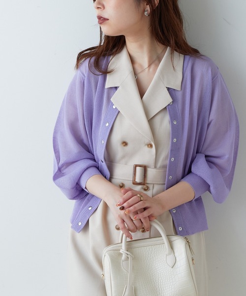 natural couture(ナチュラルクチュール)の「コーデに旬をプラス ドット釦シアーカーディガン(カーディガン/ボレロ・レディース・オフホワイト/ブラック/レッド/パープル/サックスブルー/ピンク/グリーン・FREE)」の5枚目の写真