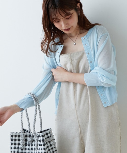 natural couture(ナチュラルクチュール)の「コーデに旬をプラス ドット釦シアーカーディガン(カーディガン/ボレロ・レディース・オフホワイト/ブラック/レッド/パープル/サックスブルー/ピンク/グリーン・FREE)」の4枚目の写真
