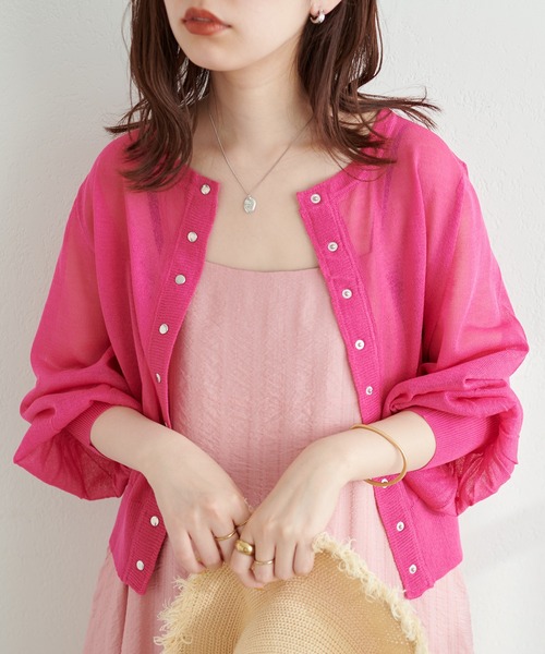 natural couture(ナチュラルクチュール)の「コーデに旬をプラス ドット釦シアーカーディガン(カーディガン/ボレロ・レディース・オフホワイト/ブラック/レッド/パープル/サックスブルー/ピンク/グリーン・FREE)」の6枚目の写真