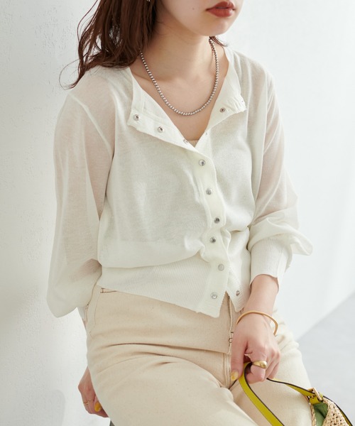 natural couture(ナチュラルクチュール)の「コーデに旬をプラス ドット釦シアーカーディガン(カーディガン/ボレロ・レディース・オフホワイト/ブラック/レッド/パープル/サックスブルー/ピンク/グリーン・FREE)」の15枚目の写真