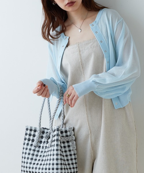 natural couture(ナチュラルクチュール)の「コーデに旬をプラス ドット釦シアーカーディガン(カーディガン/ボレロ・レディース・オフホワイト/ブラック/レッド/パープル/サックスブルー/ピンク/グリーン・FREE)」の20枚目の写真