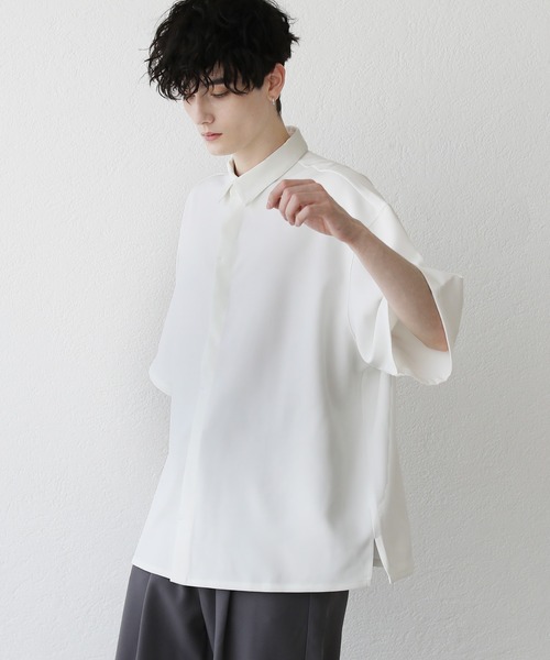 LILL（リル）の「ルーズベーシック半袖比翼シャツ（シャツ/ブラウス・メンズ・ホワイト/ブラック/ベージュ/ライトベージュ・S/M/L/XL）」の5枚目の写真
