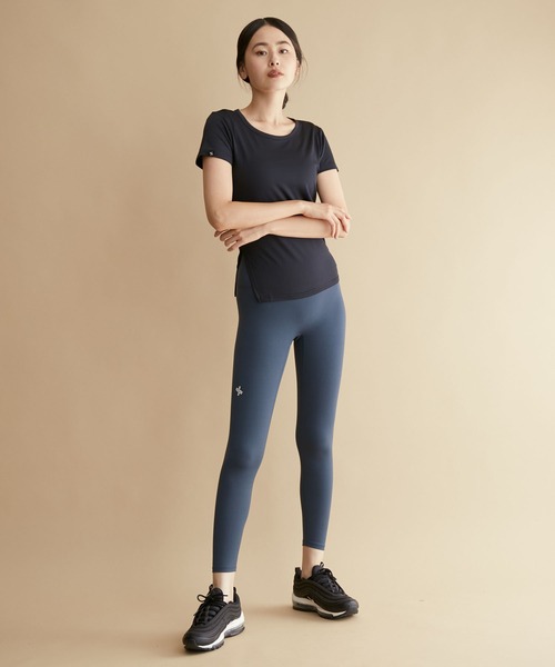 XEXYMIX(ゼクシィミックス)の「【XEXYMIX】吸水速乾&UV サイドシャーリング バックスリット 半袖Tシャツ(Tシャツ/カットソー・レディース・ブラック/オフホワイト/オレンジ系その他4・S/M)」の5枚目の写真