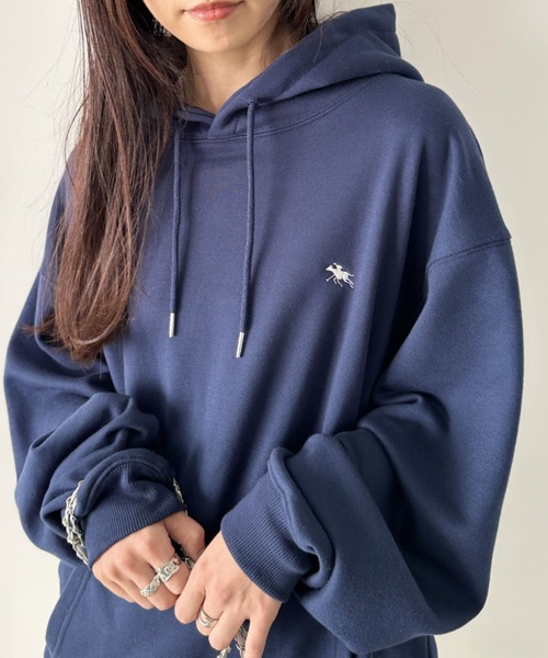 POLOCHAMPS(ポロチャンプス)の「POLOCHAMPS/ポロチャンプス 別注 ワンポイント刺繍 オーバーサイズスウェットパーカー フーディ(パーカー・レディース・ダークグリーン/グレー/ブラック/アイボリー/ベージュ/ネイビー・M/L)」の6枚目の写真