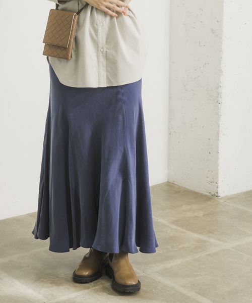 URBAN RESEARCH(アーバンリサーチ)の「キュプラフィブリルフレアスカート(スカート・レディース・チャコールグレー/カーキ/ブルー系その他・38/T38)」の13枚目の写真