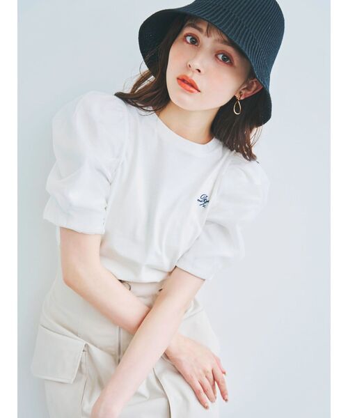 dazzlin(ダズリン)の「エンブロイダリーワンポイントTシャツ(Tシャツ/カットソー・レディース・ブラック/ベージュ/オフホワイト・FREE)」の2枚目の写真