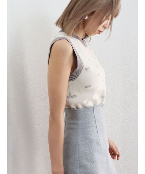 EMODA（エモダ）の「トーンカラーフィットタンクトップ（ニット/セーター・レディース・ブラック/ブルー/アイボリー・FREE）」の12枚目の写真