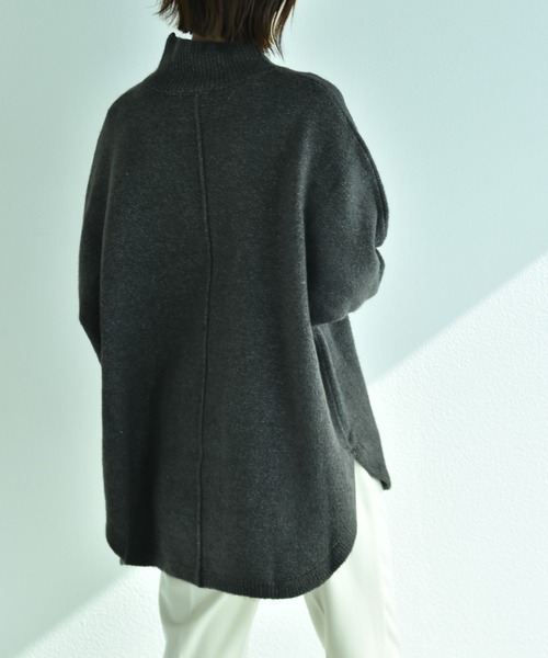 INTERPLANET（インタープラネット）の「ハイネックドルマンロングニット（ニット/セーター・レディース・ベージュ/オフホワイト/チャコールグレー・FREE）」の8枚目の写真