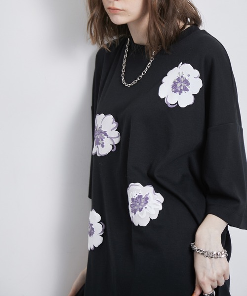 JUNRED（ジュンレッド）の「デフォルメフラワールーズTシャツ（Tシャツ/カットソー・メンズ・グリーン/ブラック/グレー系その他・S/M/L）」の2枚目の写真