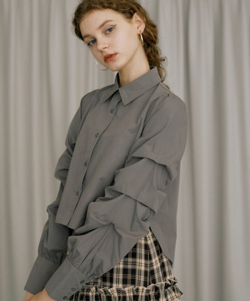 idem（イデム）の「unique sleeve shirt/袖タックショートシャツ（シャツ/ブラウス・レディース・ネイビー/グレー/オフホワイト・FREE）」の3枚目の写真