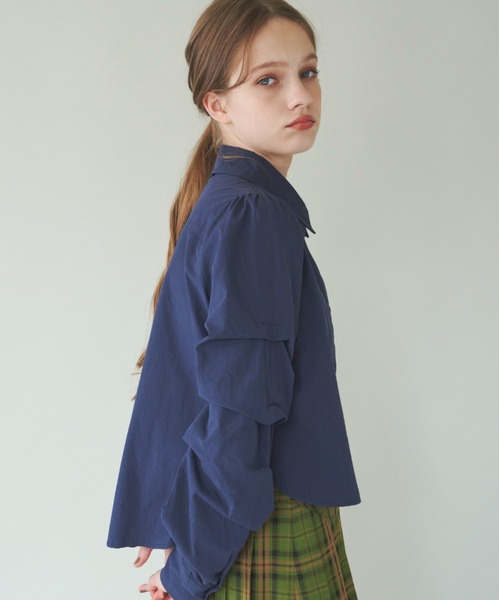 idem（イデム）の「unique sleeve shirt/袖タックショートシャツ（シャツ/ブラウス・レディース・ネイビー/グレー/オフホワイト・FREE）」の5枚目の写真