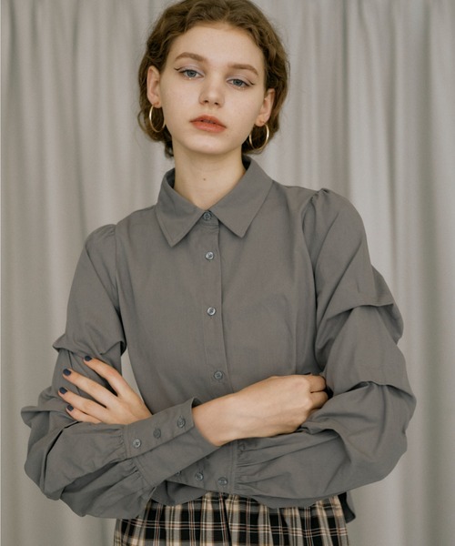 idem（イデム）の「unique sleeve shirt/袖タックショートシャツ