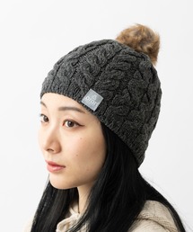 aran WOOLLEN MILLS（アランウーレンミルズ）の「スーパーソフトメリノウール ポンポン付きケーブルニット帽（ニットキャップ/ビーニー）」