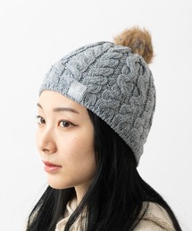 aran WOOLLEN MILLS（アランウーレンミルズ）の「スーパーソフトメリノウール ポンポン付きケーブルニット帽（ニットキャップ/ビーニー）」