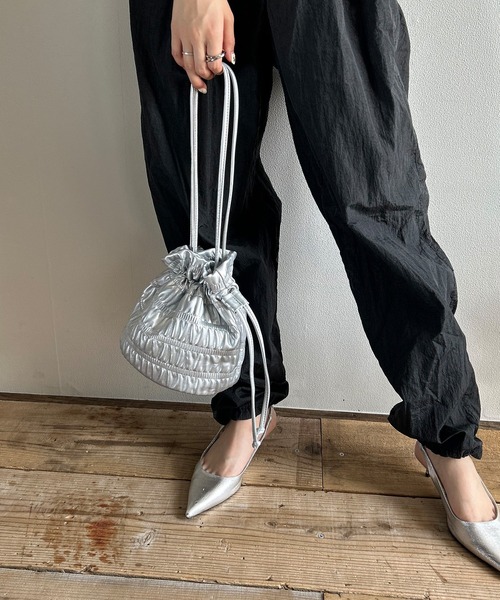 Kotoe（コトエ）の「巾着ショルダーバッグ シャーリングフリルBAG（ハンドバッグ・レディース・ブラック/パープル/シルバー/オフホワイト・FREE）」の4枚目の写真