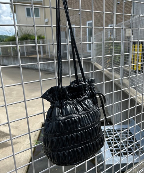 Kotoe（コトエ）の「巾着ショルダーバッグ シャーリングフリルBAG（ハンドバッグ・レディース・ブラック/パープル/シルバー/オフホワイト・FREE）」の5枚目の写真