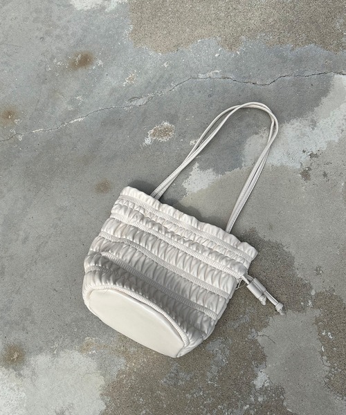 Kotoe（コトエ）の「巾着ショルダーバッグ シャーリングフリルBAG（ハンドバッグ・レディース・ブラック/パープル/シルバー/オフホワイト・FREE）」の11枚目の写真