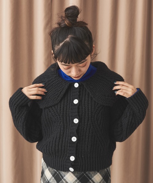 MERLOT(メルロー)の「ビッグカラーニットカーディガン(ニット/セーター・レディース・ブラック/ベージュ/イエロー/ホワイト・FREE)」の2枚目の写真