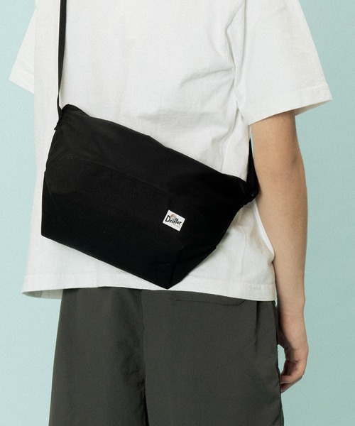 Drifter（ドリフター）の「ARE WAY POUCH M／アーウェイポーチ Mサイズ（ショルダーバッグ・メンズ・グリーン系その他2/ホワイト×カーキブラウン/ブラック×ブラック/オレンジ系その他・FREE）」の8枚目の写真
