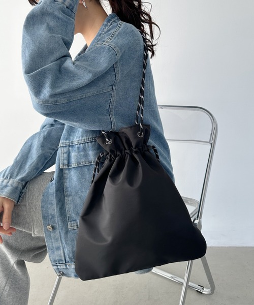 CLEA（クレア）の「ナイロンショルダー巾着バッグ（ショルダーバッグ・レディース・ブラック/カーキ/ベージュ/ホワイト・FREE）」の2枚目の写真
