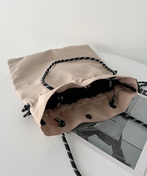 CLEA（クレア）の「ナイロンショルダー巾着バッグ（ショルダーバッグ・レディース・ブラック/カーキ/ベージュ/ホワイト・FREE）」の6枚目の写真