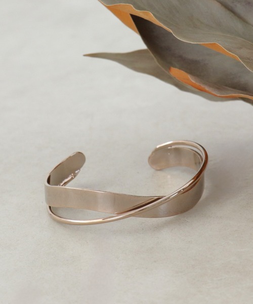 Three Four Time（ｽﾘｰﾌｫｰﾀｲﾑ）の「クロスバングル（バングル/リストバンド・レディース・シルバー/ブラウン/ゴールド・FREE）」の2枚目の写真