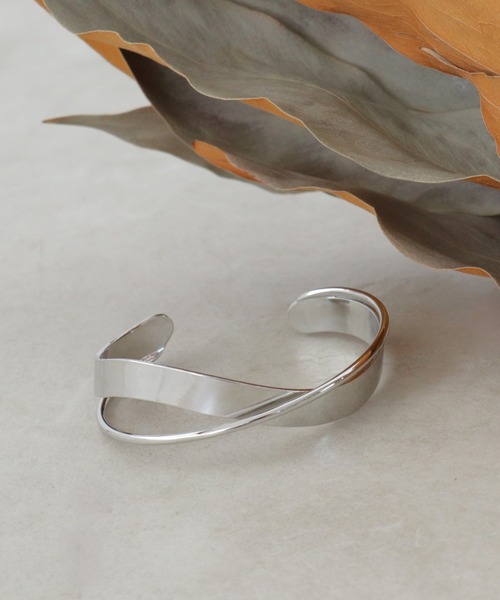 Three Four Time（ｽﾘｰﾌｫｰﾀｲﾑ）の「クロスバングル（バングル/リストバンド・レディース・シルバー/ブラウン/ゴールド・FREE）」の17枚目の写真