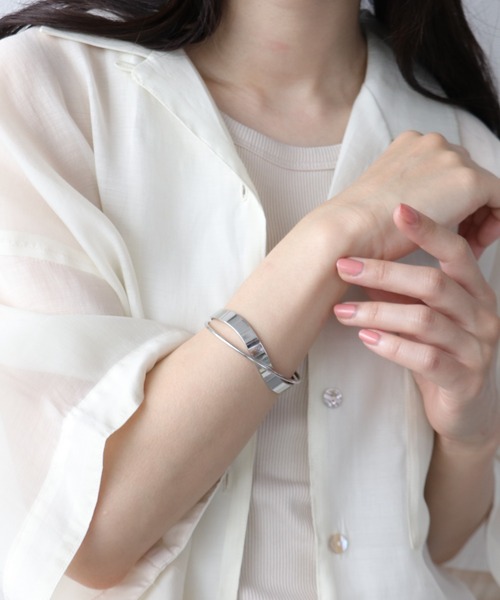 Three Four Time（ｽﾘｰﾌｫｰﾀｲﾑ）の「クロスバングル（バングル/リストバンド・レディース・シルバー/ブラウン/ゴールド・FREE）」の6枚目の写真