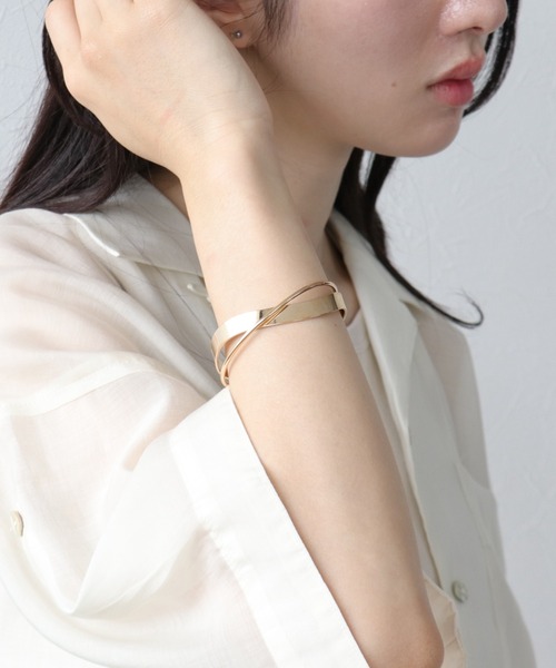 Three Four Time（ｽﾘｰﾌｫｰﾀｲﾑ）の「クロスバングル（バングル/リストバンド・レディース・シルバー/ブラウン/ゴールド・FREE）」の7枚目の写真