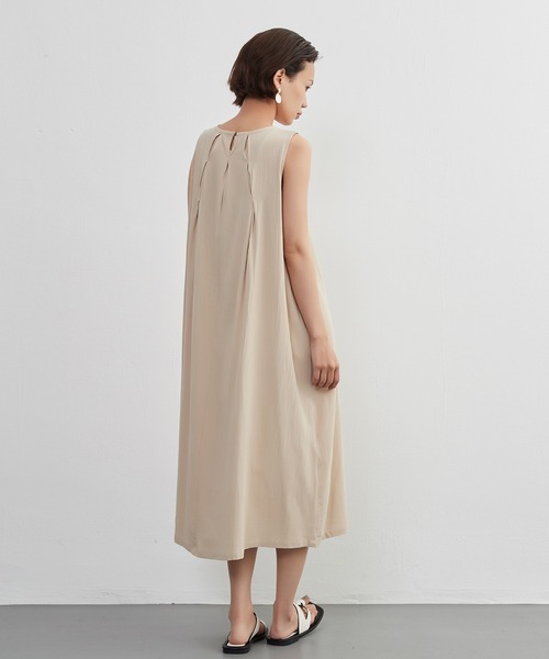 On One's Own(オンワンズオン)の「On One's Own タックノースリーブワンピース(ワンピース・レディース・ブラック/グレー/サンドベージュ・FREE)」の11枚目の写真