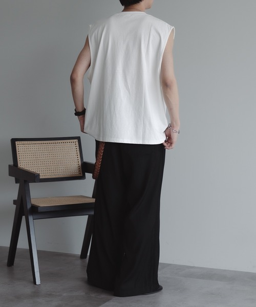 epnok（エプノック）の「ルーズシルエットノースリーブTee（タンクトップ・メンズ・ブラック/オフホワイト/チャコールグレー・SMALL/MEDIUM/LARGE）」の8枚目の写真