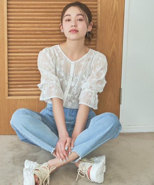 mysty woman（ミスティウーマン）の「3Dシシュウ2WAYブラウス　120992（シャツ/ブラウス・レディース・ブルー/オフホワイト/ブラック・FREE）」の2枚目の写真